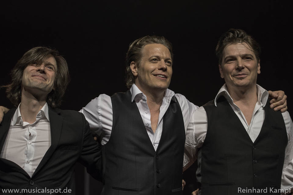 von links nach rechts: Gitarrist Hannes Kühn, Mark Seibert, Jan Ammann. 2017 03 03 filderstadt 960 043