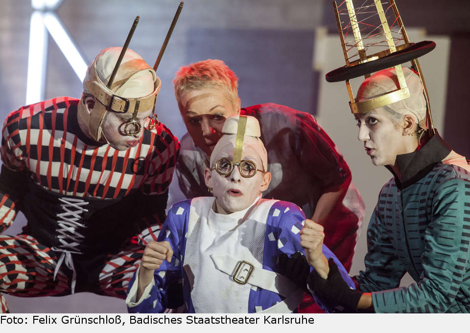 Schräge Gestalten tummeln sich im Wunderland. alice 01