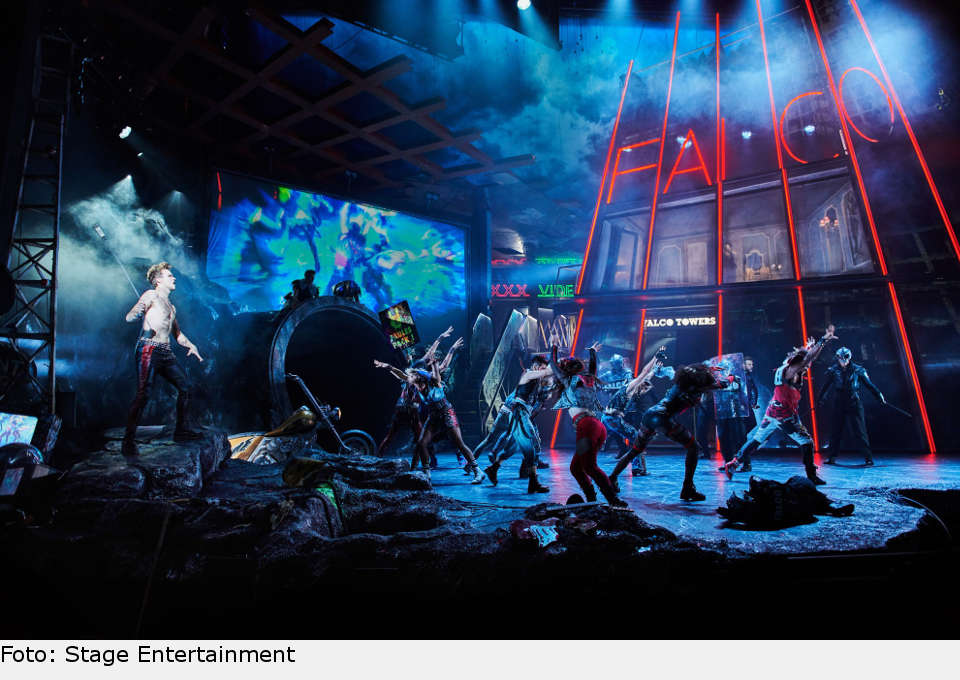 Der Falco Tower ist das zentrale Bühnenelement beim Musical „Bat out of Hell“ im Metronom Theater Oberhausen. bat out of hell musical oberhausen 2019 05
