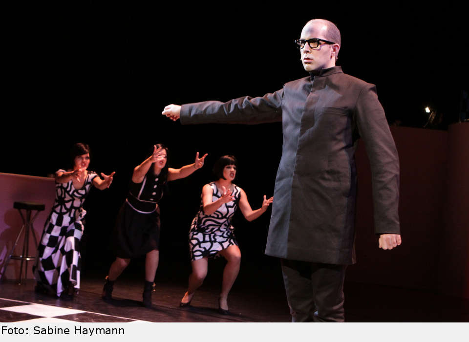 Der "Arbiter" hat das Heft in der Hand: Benjamin Savoie. chess03