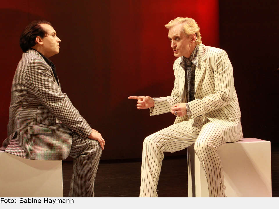 In Bangkok ist Trumper als Kommentator dabei und interviewt den einstigen Gegner. chess05