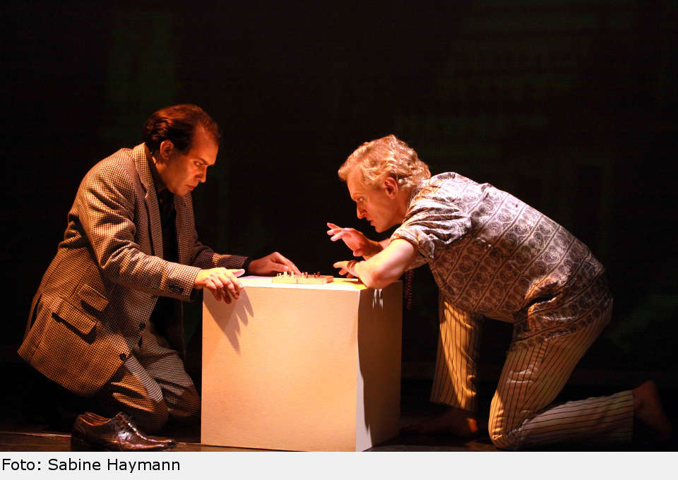 Erbitterte Gegner - nicht nur am Schachbrett: Sergievsky (Andrea M. Pagani) und Trumper (Chris Murray) chess07