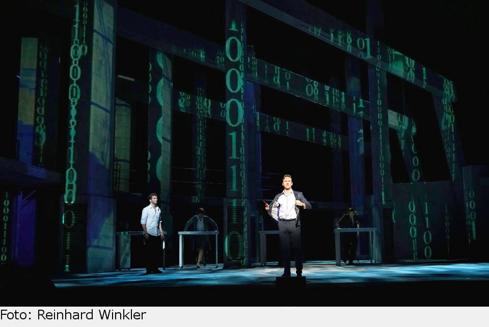 Sam (Riccardo Greco) deckt aus dem Jenseits Carls (Peter Lewys Preston) Betrügereien auf. ghost linz 01