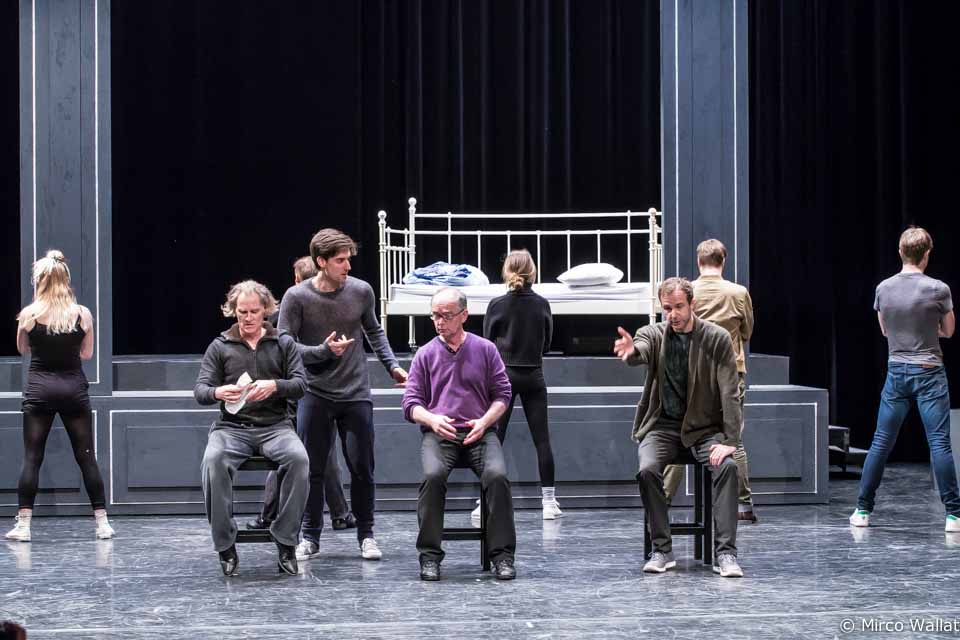 Hier wird die Szene geprobt, in der Goethe vor der Jura-Prüfungskommission erscheinen muss. 12Musical Goethe Auf Liebe und Tod Folkwang Uni