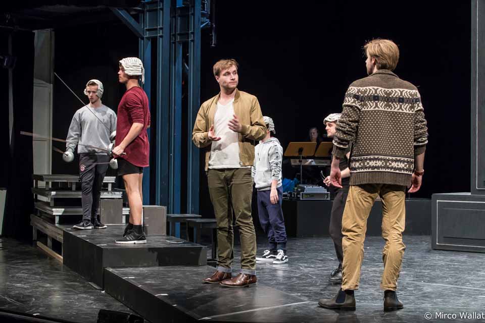 Kestner (Marvin Schütt) und Goethe (Merlin Fargel) lernen sich besser kennen. Auf der Bühne in Essen zu sehen sind neben den Folkwang-Studenten auch Daniel Berger, Mark Weigel, Tom Zahner... 42Musical Goethe Auf Liebe und Tod Folkwang Uni