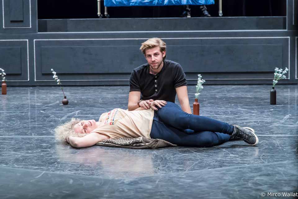 Jetzt ist wieder Merlin Fargel an der Reihe, die nächste Szene zu proben. 67Musical Goethe Auf Liebe und Tod Folkwang Uni