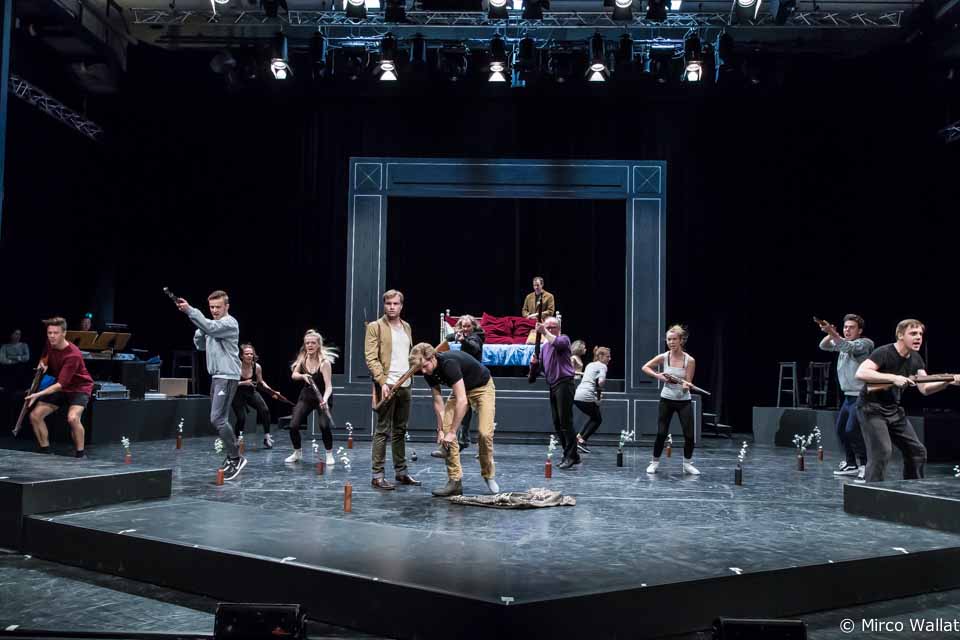 Die letzte Probenszene: Goethe und Kestner gehen gemeinsam auf die Jagd. 69Musical Goethe Auf Liebe und Tod Folkwang Uni