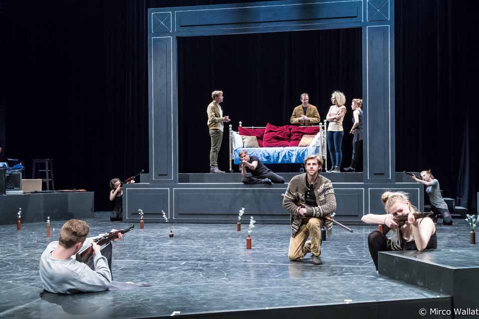 Von links nach rechts: Marvin Schütt (Kestner), Mark Weigel (Vater von Lotte), Merlin Fargel (Goethe), Sabrina Weckerlin (Lotte) und Sarah Wilken (Anne Buff) 80Musical Goethe Auf Liebe und Tod Folkwang Uni