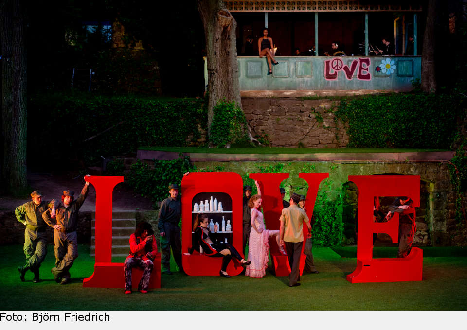 Make Love not War - das Motto der Blumenkinder. hair 03