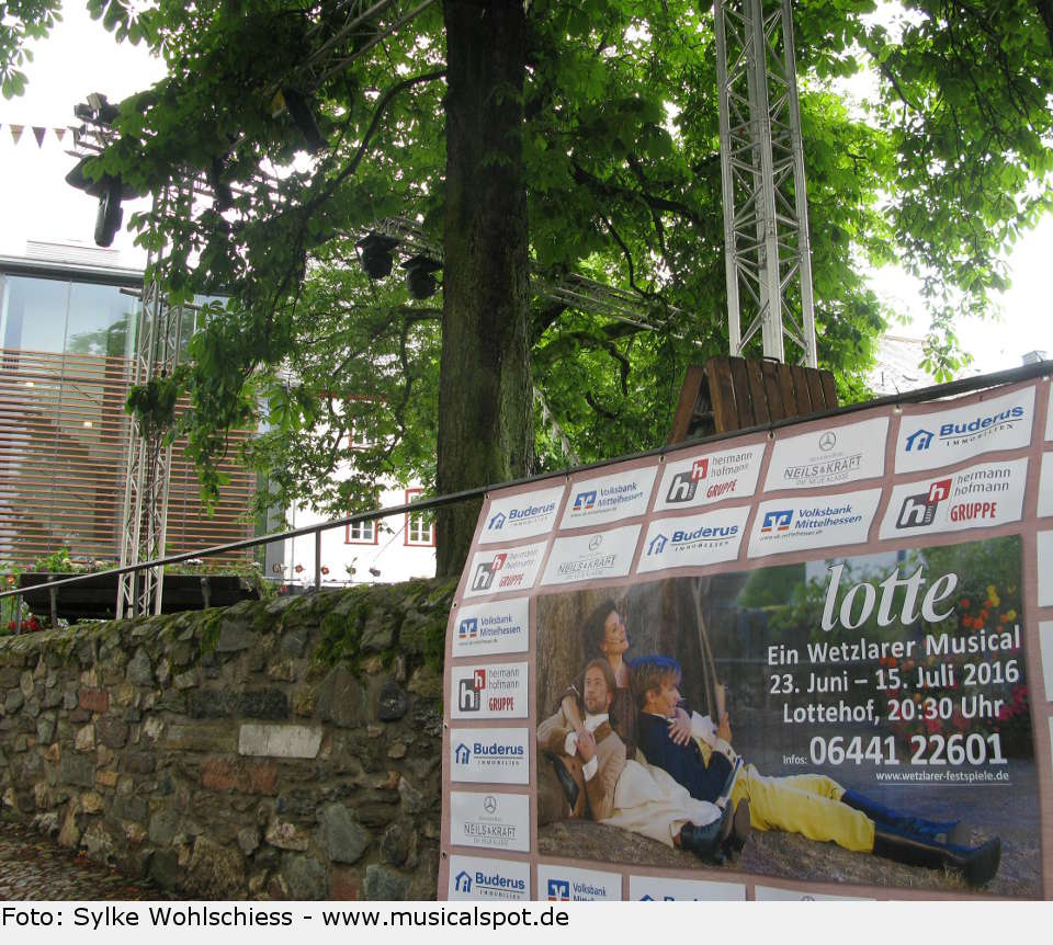 Das Plakat am Eingang des Lottehofes in Wetzlar. lotte 02