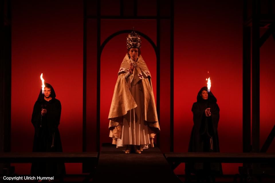Johanna besteigt als Johannes Anglicus den Papstthron. Wie konnte es dazu kommen? paepstin musical stuttgart 002