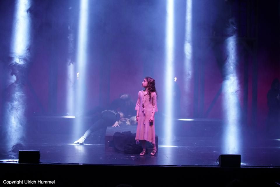 Winter 814: Johanna erblickt das Licht der Welt. Ihre Mutter eine Heidin, ihr Vater der Dorfpriester, für den Mädchen und Frauen nichts wert sind. 'Durch die Frau entstand die Sünde', so sein Credo. Doch Johanna ist nicht nur äußerst wissbegierig, sondern auch hochintelligent. Also erzählt ihre Mutter ihr nicht nur von den alten Gottheiten ihrer Heimat, sondern - was noch gefährlicher ist... paepstin musical stuttgart 003