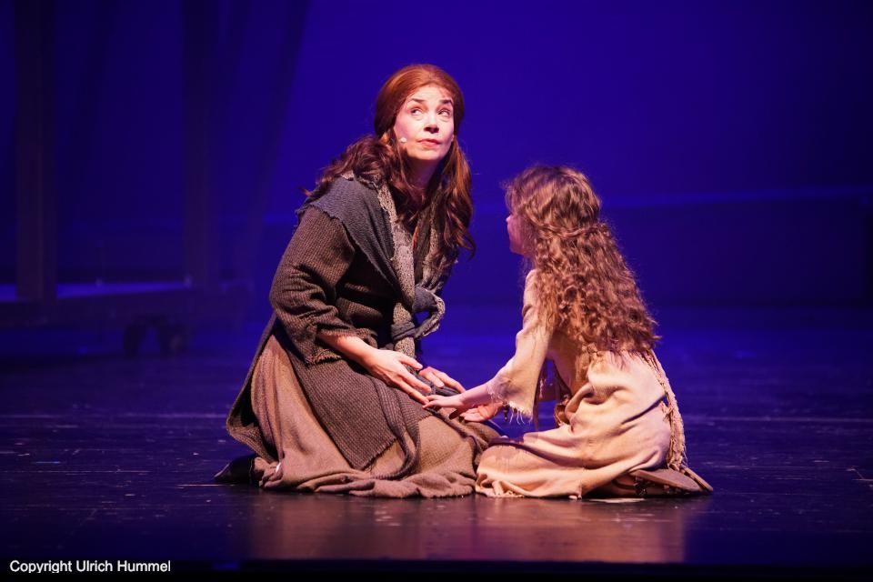 ...sie lehrt Johanna lesen und schreiben. Auf gar keinen Fall darf der Vater dies herausfinden, sein Zorn wäre grenzenlos. paepstin musical stuttgart 004