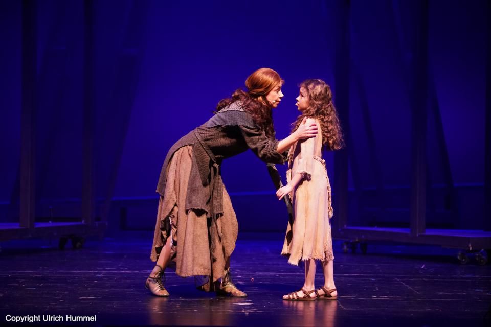 Ihre Mutter (Stefanie Kock) beschwört Johanna (Alva Kist), vorsichtig zu sein. paepstin musical stuttgart 005