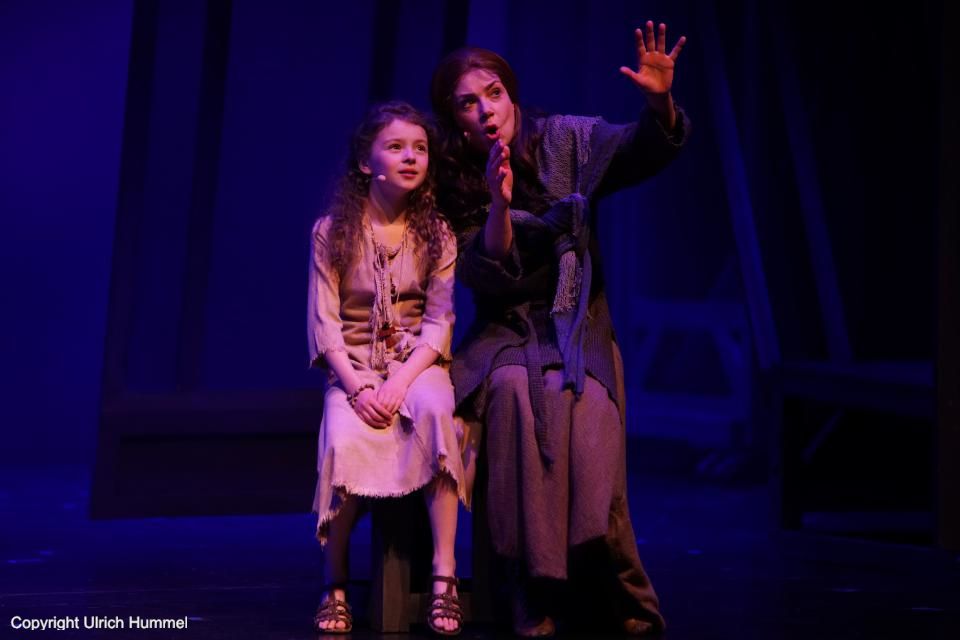 Und so erzählt Johannas Mutter von Wotans Götterboten Hugin und Munin, die er zur Erde gesandt hat, um sie zu beschützen. paepstin musical stuttgart 007