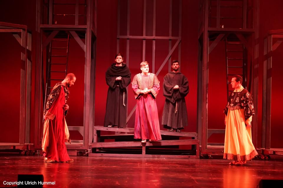 Währenddessen will in Rom Arsenius (Alexander Kerbst, ganz rechts) die Ernennung seines Sohnes Anastasius (Christopher Brose, ganz links) zum Päpstlichen Vikar vorantreiben. Das Geld sei schon lange bezahlt, so empört sich Arsenius. Doch der Sprecher des Papstes macht ihm unmissverständlich klar, dass niemand, der dem Kaiser in Aachen zu nahe steht, dieses hohe Amt bekleiden wird. Und das Geld würde der Heilige Vater zum Wohle der Menschen verwenden. Doch es ist nicht ungefährlich, sich Arsenius in den Weg zu stellen. paepstin musical stuttgart 012