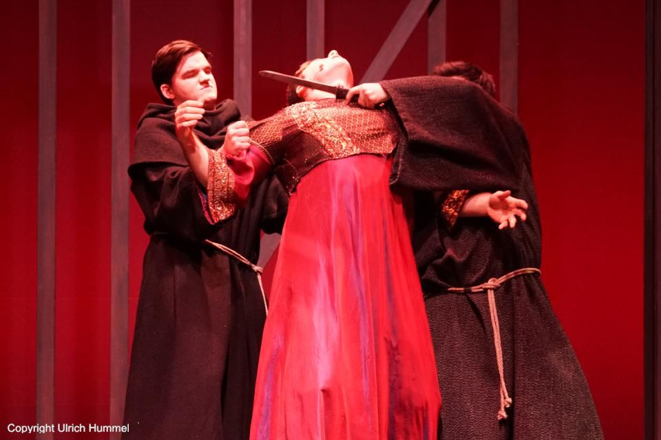 Im Gegenteil - es kann tödlich enden. paepstin musical stuttgart 013