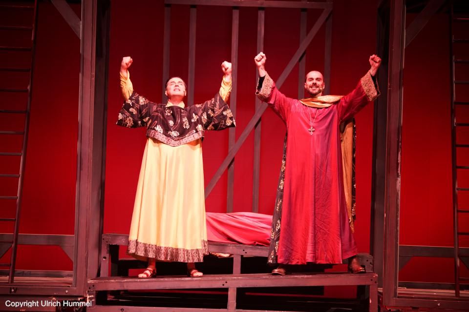 Arsenius plant, seinen Sohn auf den Papstthron zu hieven, koste es was es wolle. Beim Kaiser in Aachen sei das Zentrum der Macht, deshalb schickt Arsenius Anastasius genau dort hin. paepstin musical stuttgart 015