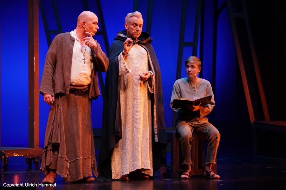 Der Gelehrte Aeskulapius (Uwe Kröger) soll Johannes abholen, um ihn zur Klosterschule in Dorstadt zu bringen. Nur - da gibt es ein kleines Problem: paepstin musical stuttgart 017