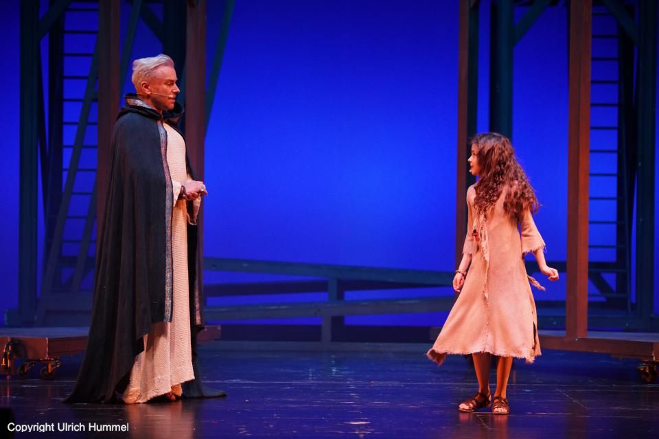 Als Aeskulapius sein Wissen prüfen will, scheitert Johannes kläglich. Johanna gibt zu, dass sie es war, die die Texte für Johannes verfasst hat. Ihr Vater ist zutiefst empört und besteht darauf, dass Aeskulapius Johannes trotz seiner mangelnden Kenntnisse an der Schule unterbringt. Der Gelehrte stimmt zu - aber er stellt eine Bedingung: paepstin musical stuttgart 018