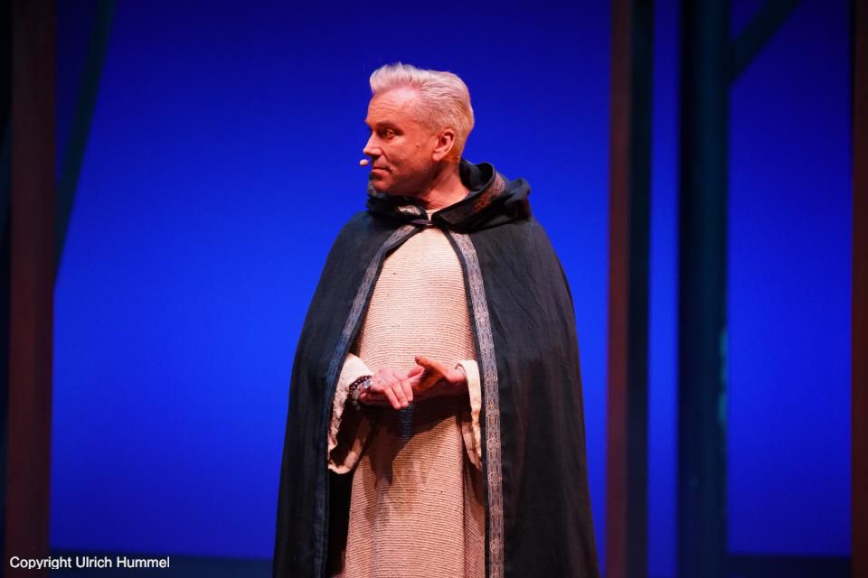 Nur wenn Johanna ebenfalls zur Schule gehen darf, ist er bereit, auch Johannes aufzunehmen. paepstin musical stuttgart 019