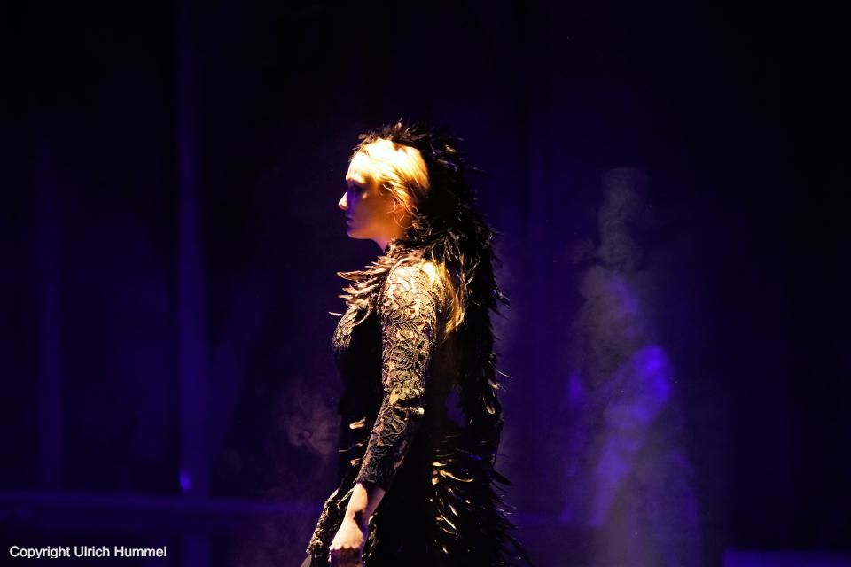 Als unsichtbare Begleiter stehen die Götterraben immer beschützend an Johannas Seite. paepstin musical stuttgart 024