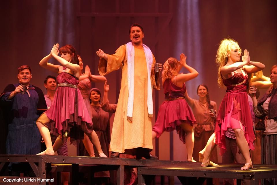 Bei Bischof Fulgentius (Marcus G. Kulp) in Dorstadt geht's lustig zu - mit dem Keuschheitsgelübde nimmt er es nicht allzu genau, auch Wein und Gesang ist er nicht abgeneigt. Aber im Grunde ist Fulgentius ein gutmütiger Mensch. paepstin musical stuttgart 025