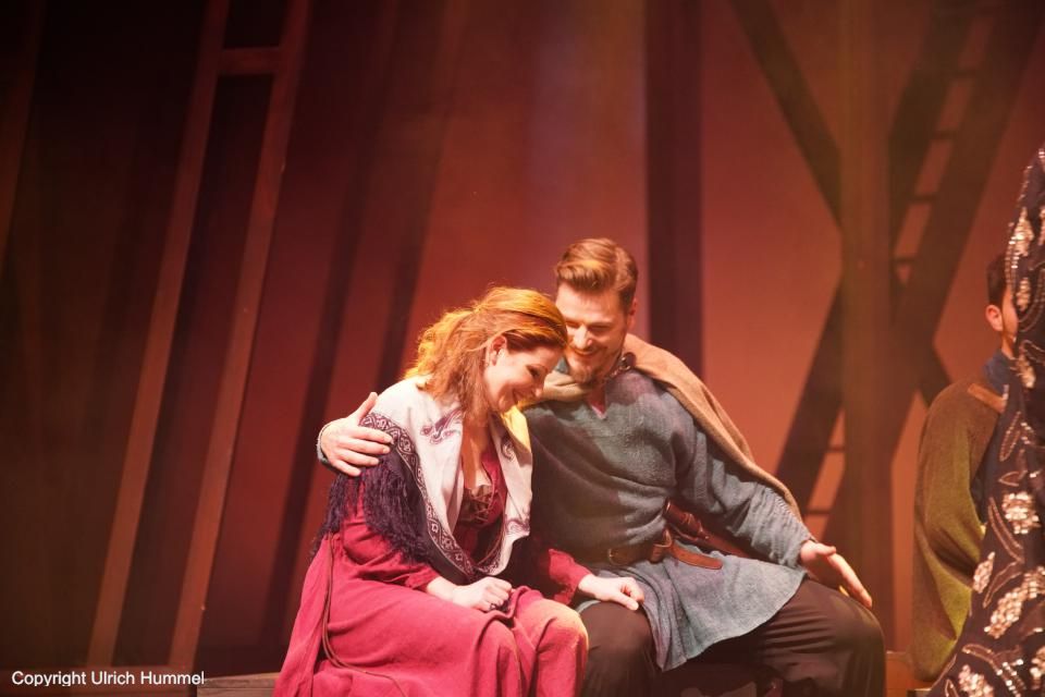 Unter den Gästen sind auch Markgraf Gerold (Jan Ammann) und seine Frau Richhild (Vanessa Wichterich). paepstin musical stuttgart 026