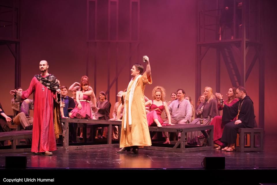 Bischof Fulgentius stellt Anastasius als römischen Edelmann und engen Vertrauten Kaiser Lothars vor. Anastaisus fühlt sich sichtlich geschmeichelt und genießt es, bewundert zu werden... paepstin musical stuttgart 027