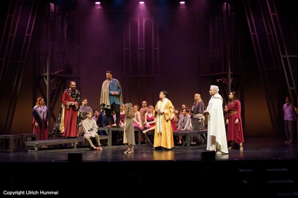 Ein Mädchen an der Schule? Fulgentius traut seinen Ohren nicht, aber wenn man als 'mutiger Mann' tituliert wird, kann man ja Neues nicht per se ablehnen. Er fragt Anastaisus nach seiner Meinung. Natürlich ist der großspurige Edelmann dagegen: Eine Frau soll 'gebären und nicht denken'. Aeskulapius setzt sich weiter für Johanna ein. Da findet sich ein weiterer Fürsprecher: paepstin musical stuttgart 029