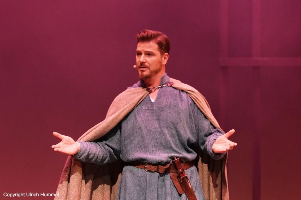 Gerold schlägt vor, Johanna zu prüfen. paepstin musical stuttgart 030