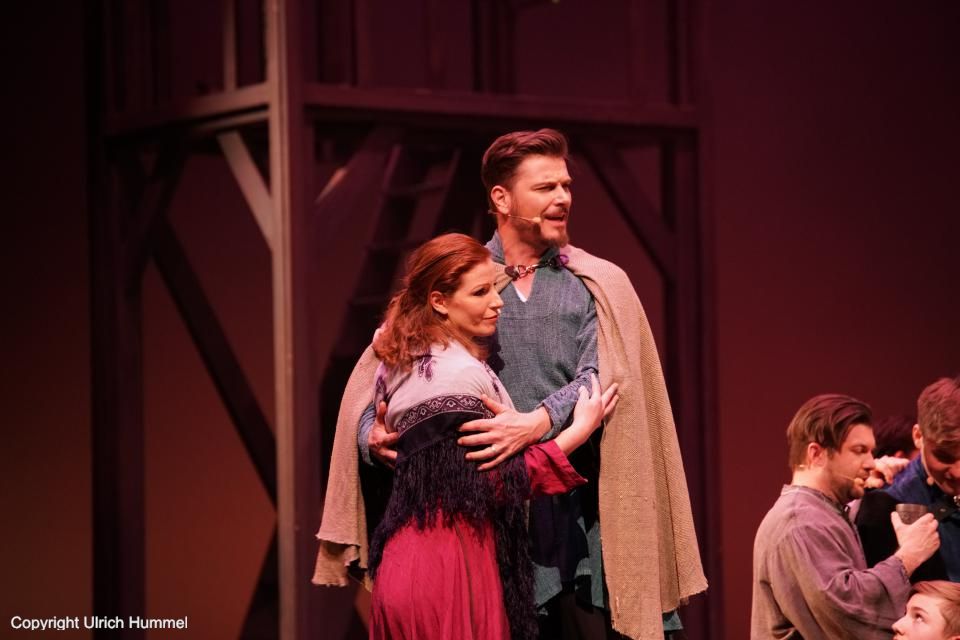 Gerold bietet an, dass Johanna bei ihm und seiner Frau unterkommen kann. Richhild ist von Anfang an nicht gerade begeistert. paepstin musical stuttgart 032