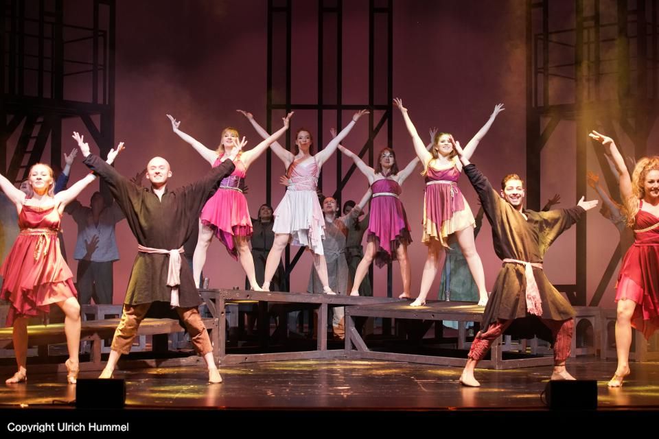 Nachdem auch dieses Problem gelöst ist, geht das fröhliche Treiben weiter. paepstin musical stuttgart 033