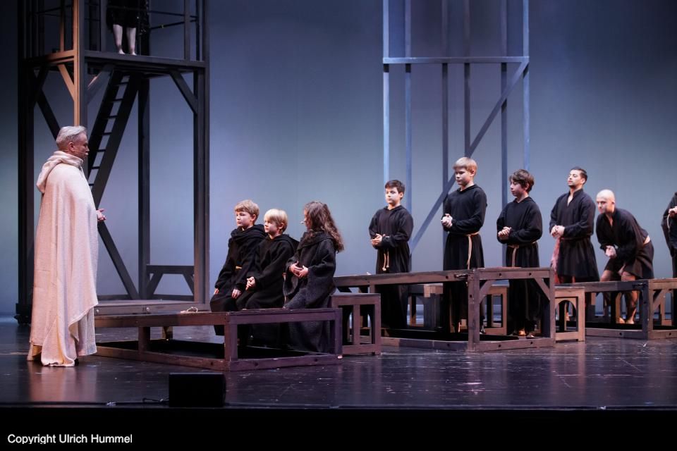 Damit wird es für Johanna nicht einfacher. Die Mitschüler neiden ihr den Erfolg und kaum, dass der Lehrer außer Sichtweite ist, werden aus abfälligen Worten... paepstin musical stuttgart 035