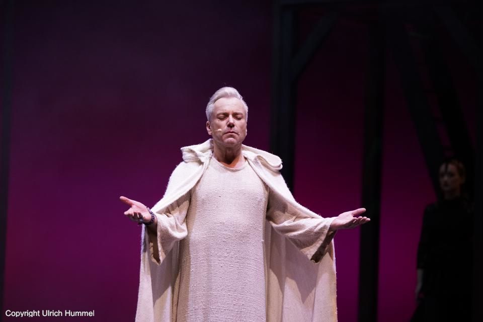 Doch unter Aeskulapius' Schutz lernt und lebt Johanna für einige Jahre an der Domschule zu Dorstadt. paepstin musical stuttgart 037