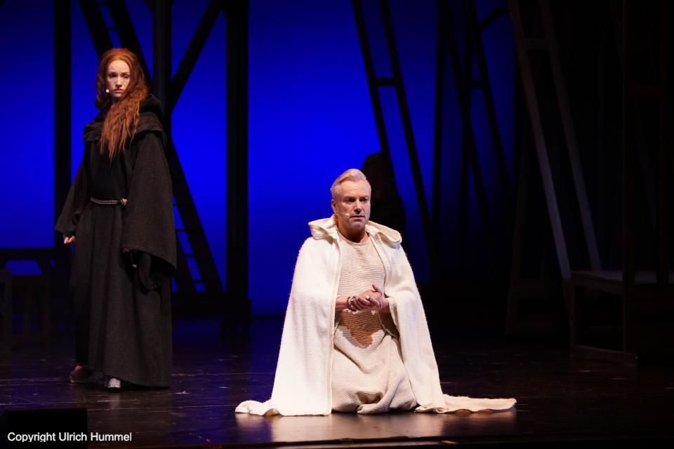 Dann kommt der Tag, an dem Aeskulapius sich nicht mehr um Johanna kümmern, sie fördern und beschützen kann. paepstin musical stuttgart 039