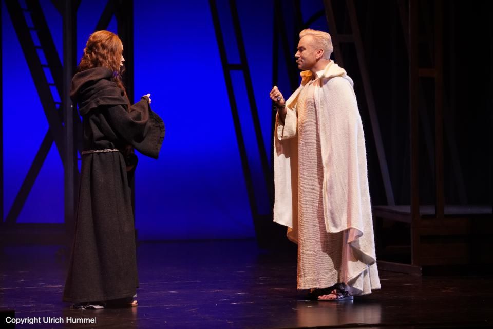Johanna ist entsetzt - wer soll sie künftig vor den vielen Anfeindungen bewahren? Gerold, so beschwichtigt Aeskulapius seine Schülerin, Gerold würde ihr immer treu zur Seite stehen. paepstin musical stuttgart 041