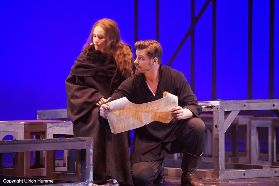 Richhild stört die traute Zweisamkeit - längst ahnt sie, dass Gerolds Gefühle für Johanna nicht mehr die eines brüderlichen Beschützers sind. paepstin musical stuttgart 045