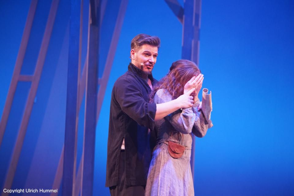 Gerold hat das Konstrukt nachgebaut und will Johanna damit überraschen. paepstin musical stuttgart 046