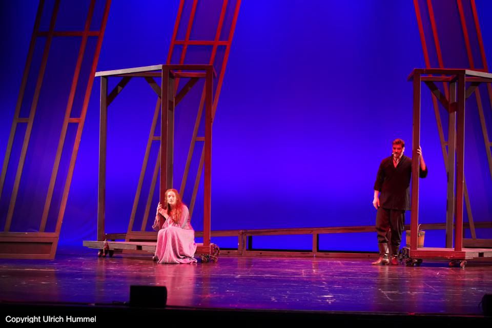 'Ob er weiß, dass er der ist, der all' mein Glück in seinen Händen hält. Mein Geleit unter sternlosem Himmel, mein Horizont, mein letzter Funke Welt.' paepstin musical stuttgart 048