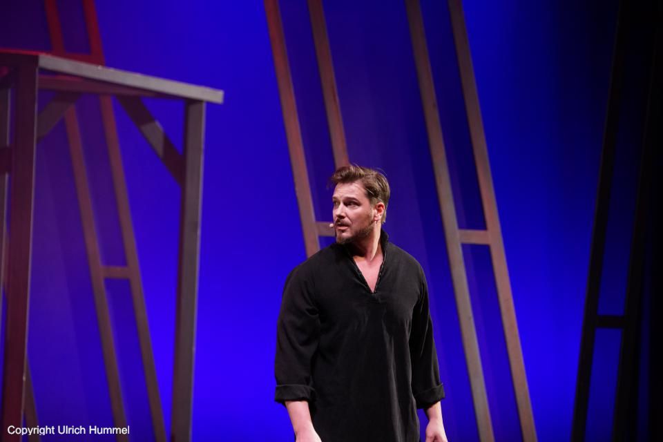 Auch Gerold kann sich nicht mehr länger verstellen, längst hat er sich in Johanna verliebt. paepstin musical stuttgart 049