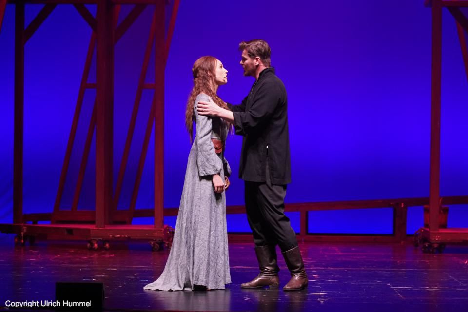 Johanna und Gerold gestehen sich ihre Liebe. paepstin musical stuttgart 052