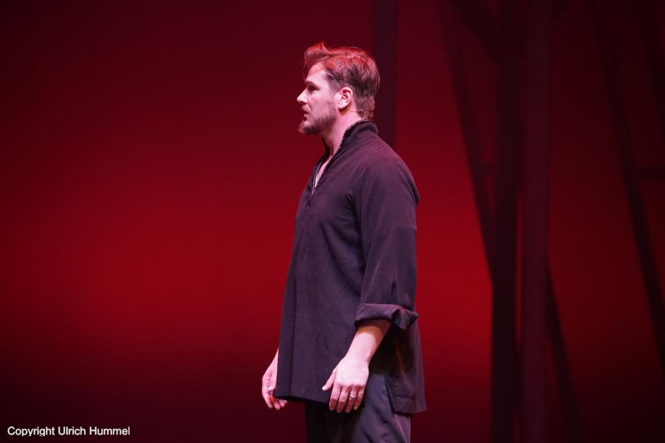 Gerold verspricht, so schnell wie möglich zu Johanna zurückzukehren. paepstin musical stuttgart 055