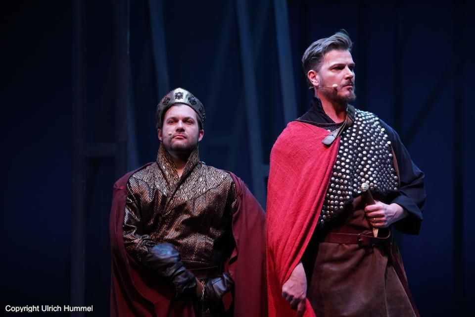 In Aachen informiert Anastasius Kaiser Lothar (Benjamin Setz), dass Papst Sergius sich ohne die kaiserliche Zustimmmung zum Papst hat wählen lassen. Anastasius drängt den Kaiser, gegen Rom zu ziehen. Gerold rät zur Besonnenheit. paepstin musical stuttgart 056