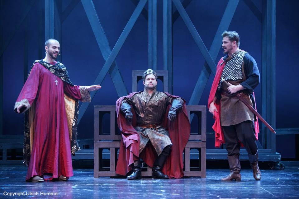 Die Antipathie zwischen Anastasius und Gerold wird zur offenen Feindschaft. Er sei ein 'Parasit der Macht', so tituliert Gerold den machtgierigen Anastasius in Gegenwart des Kaisers. paepstin musical stuttgart 057