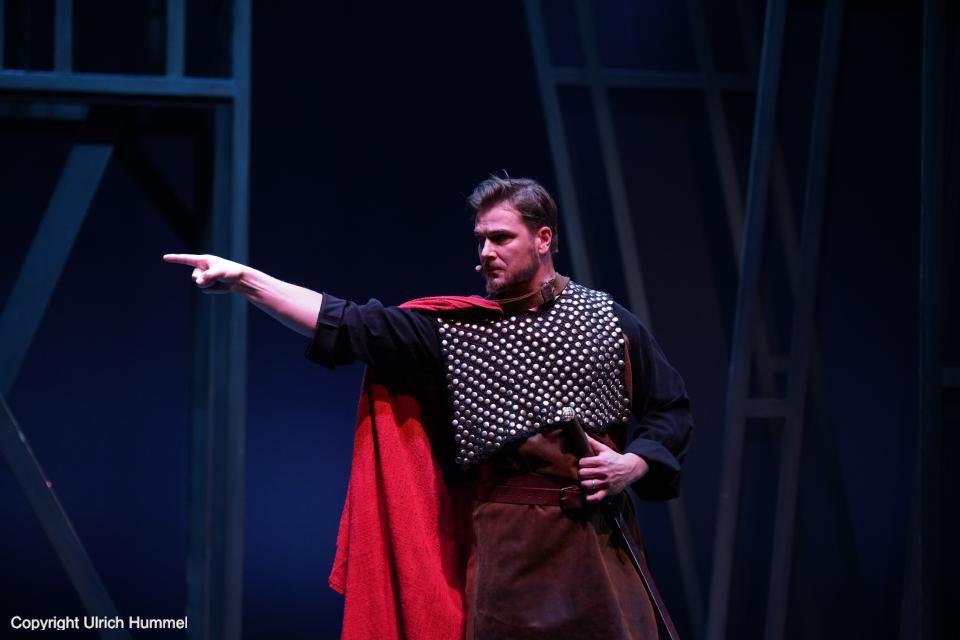 Fürs Erste hört der Kaiser auf Gerolds Ratschlag. Noch führt er seine Truppen nicht gegen Rom. paepstin musical stuttgart 058