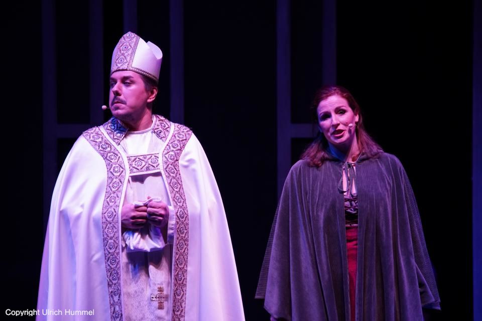 In Dorstadt ergreift Gerolds Frau Richhild ihre eigenen Maßnahmen gegen Johanna. Sie droht Bischof Fulgentius' fortwährende Verstöße gegen seine Gelübde zu melden, wenn er nicht Johanna mit dem Sohn des Hufschmieds vermählt. paepstin musical stuttgart 059