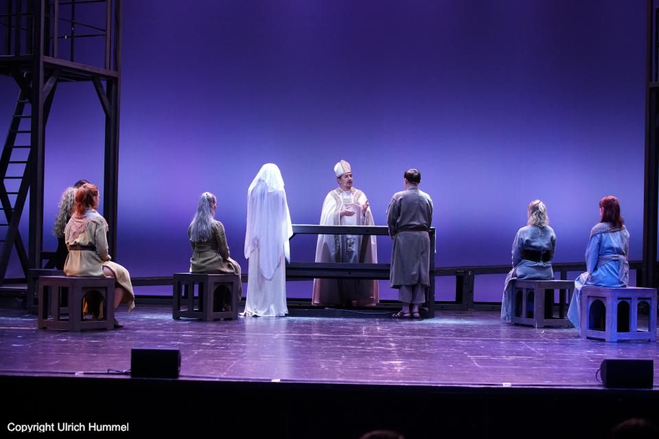 Widerstrebend tritt sie vor den Traualtar. Doch bevor Bischof Fulgentius die Trauung vollziehen kann... paepstin musical stuttgart 061