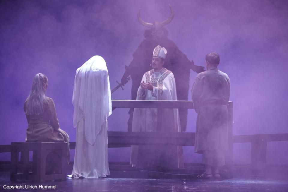 ...fallen die feindlichen Normannen in die Kirche ein. paepstin musical stuttgart 062 width=