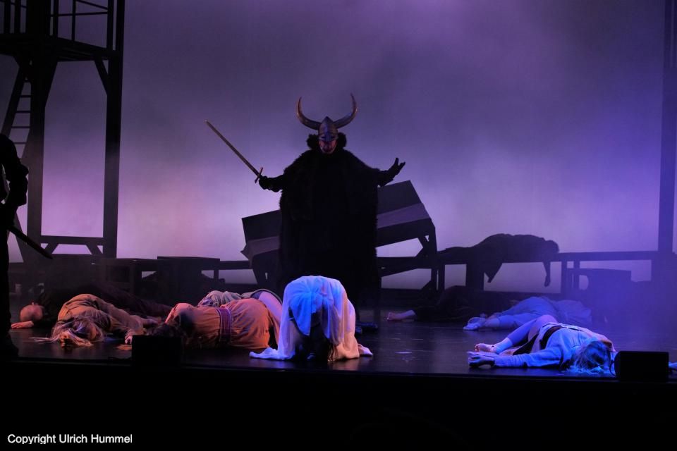 Aber sie fühlt sich schuldig: paepstin musical stuttgart 065